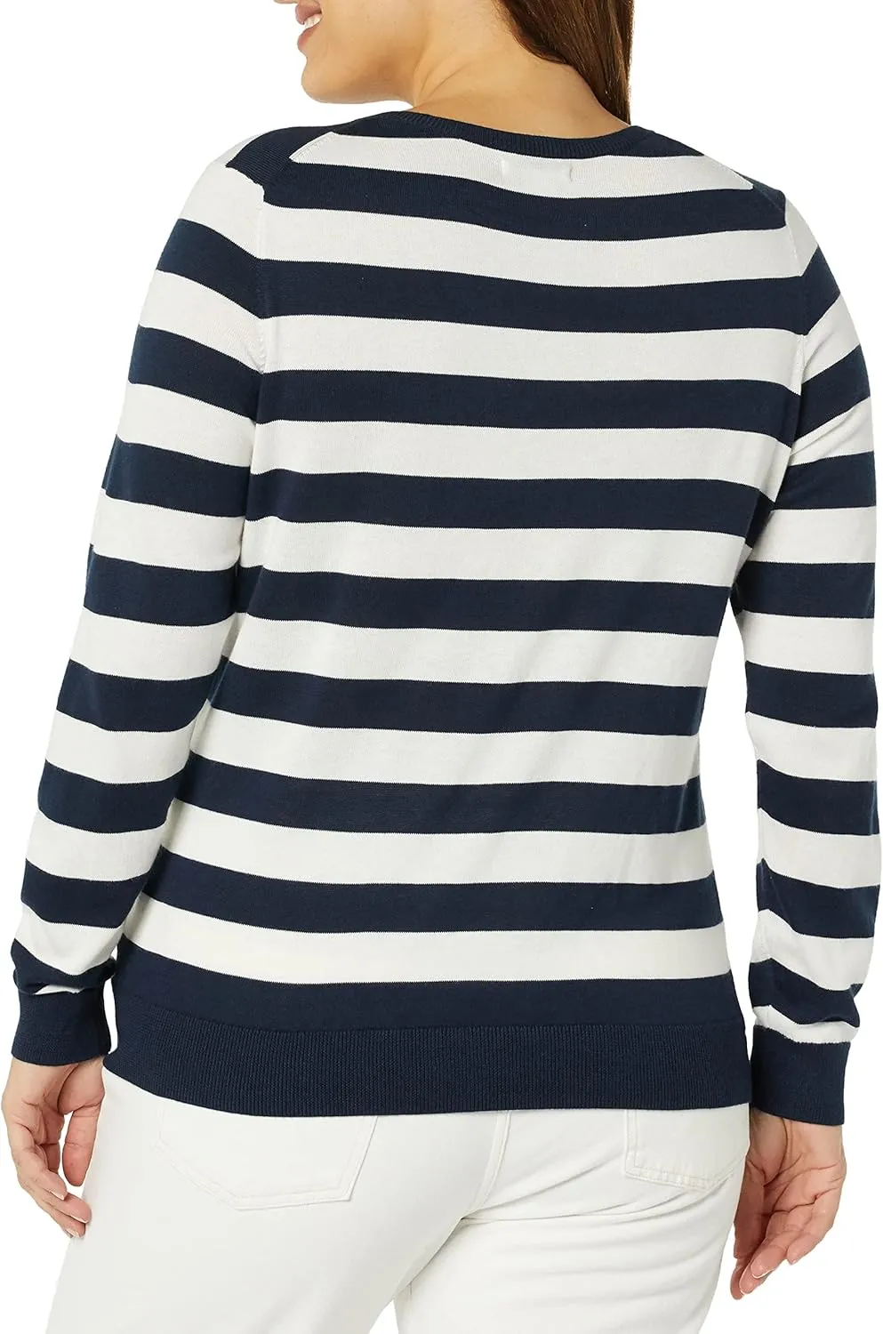 Amazon Essentials Women's Classic-Fit Lightweight Long-Sleeve V-Neck Sweater (Available in Plus Size)