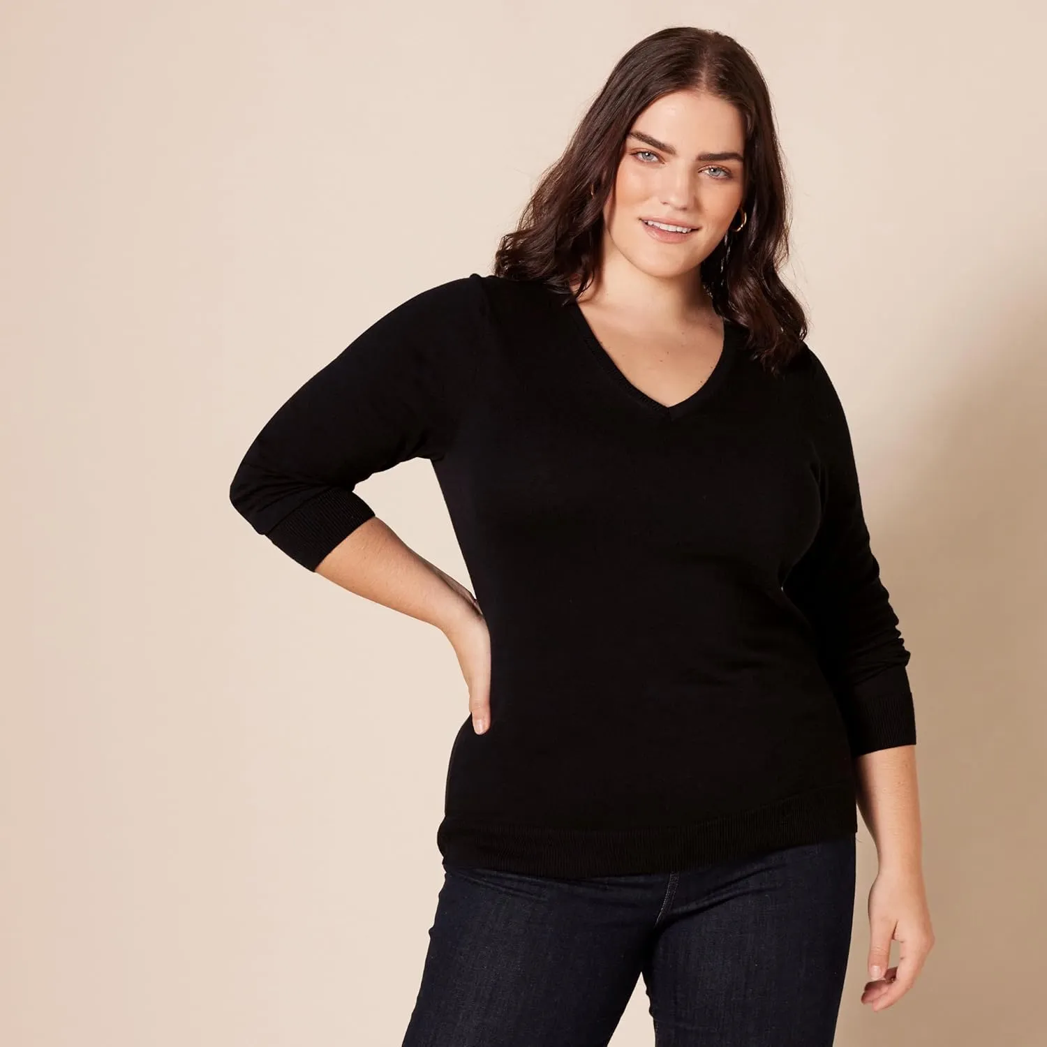 Amazon Essentials Women's Classic-Fit Lightweight Long-Sleeve V-Neck Sweater (Available in Plus Size)