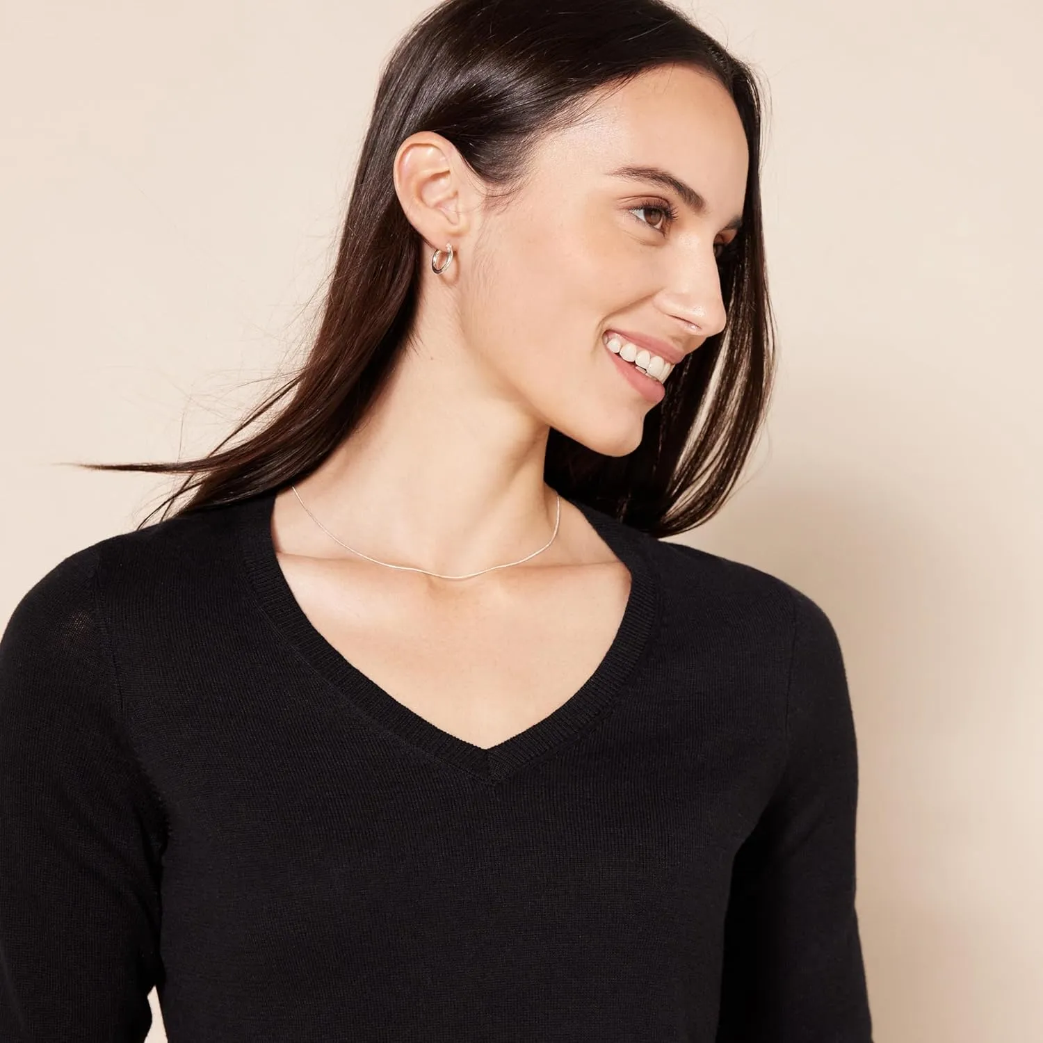 Amazon Essentials Women's Classic-Fit Lightweight Long-Sleeve V-Neck Sweater (Available in Plus Size)