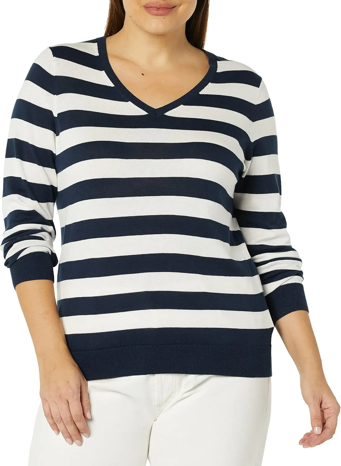 Amazon Essentials Women's Classic-Fit Lightweight Long-Sleeve V-Neck Sweater (Available in Plus Size)